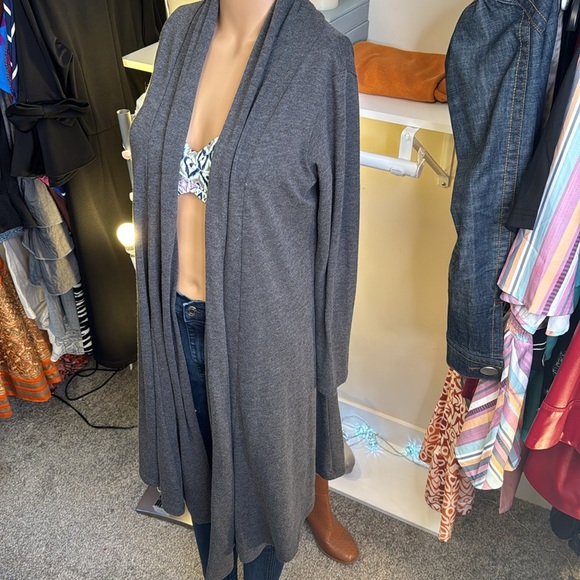 PTP 19”. Gray shrug with longer front tails, which can be tied at waist - Picture 2 of 7